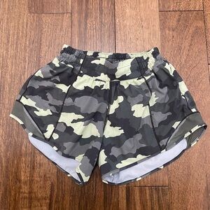 Womens Lululemom green camo Shorts sz 4 Tall